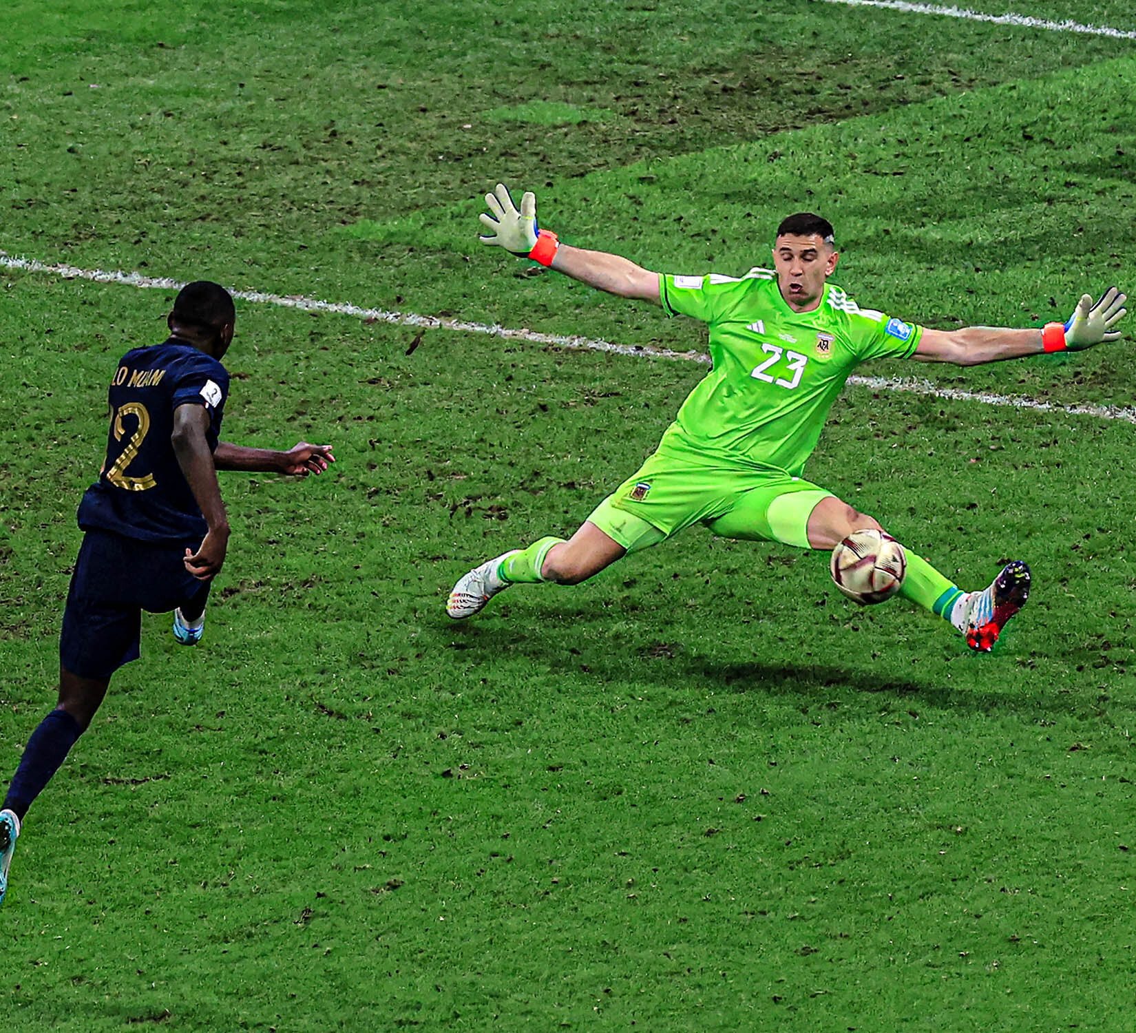 Emi Martínez making a save